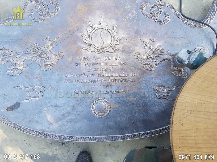 Từng họa tiết hoa văn tr&ecirc;n vật phẩm đều được đ&ocirc;i b&agrave;n tay t&agrave;i hoa của c&aacute;c nghệ nh&acirc;n chăm ch&uacute;t v&ocirc; c&ugrave;ng tỉ mỉ